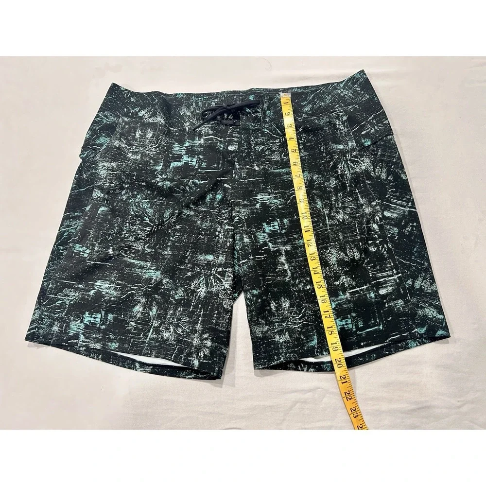 Lululemon Live In Practice Men's 38 Athletic Shorts‎ Black/Green Lace Up